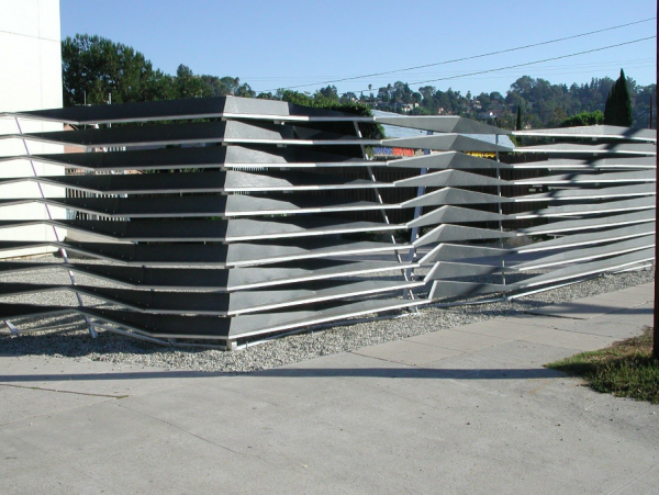 Pagar beton dengan pola geometris modern